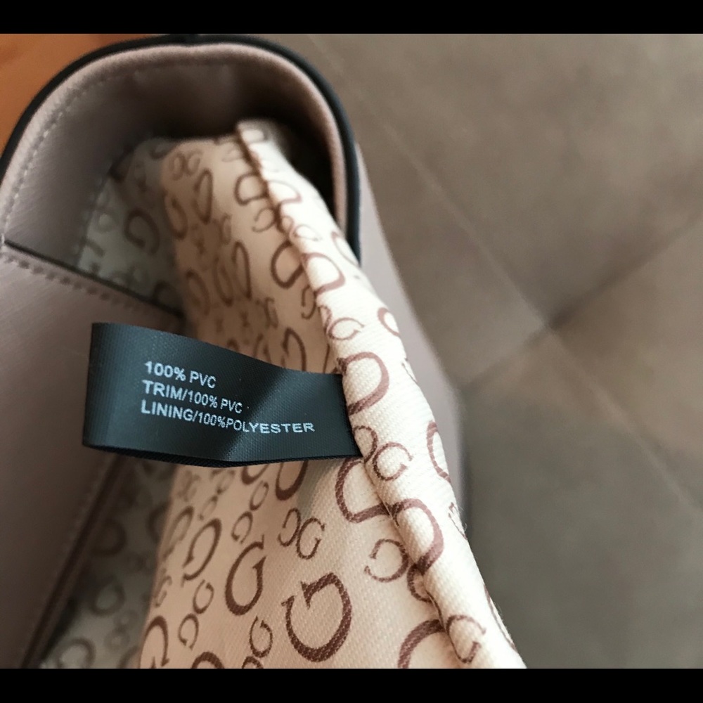 ♓️🅿️ NWT Guess large tote in taupe color - Picture 8 of 15